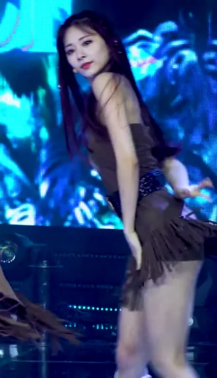 Tzuyu's Slutty TWICE Stage Tease 💋🔥