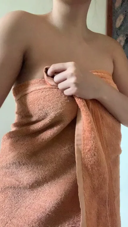 Morning Shower Tease: Busty Babe Drops Towel and Shows Off Her Goods