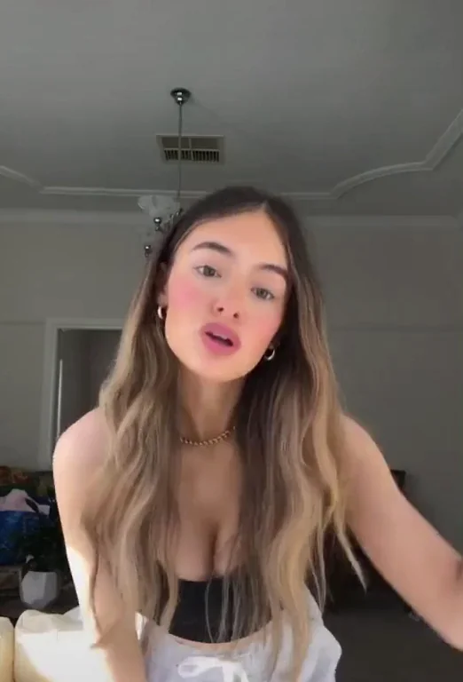 Ella Cervetto's Casual Tit Jiggles & Booty Bounces 😍🍑