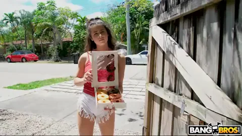 Kylie Rocket Sluts Out for TP 🍑💦