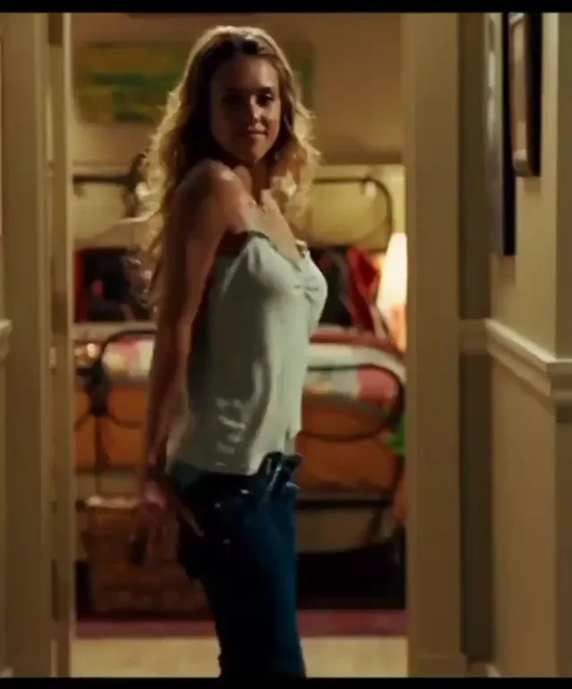 Jessica Alba's Cute Little Butt Tease in Tight Jeans 🍑🔥