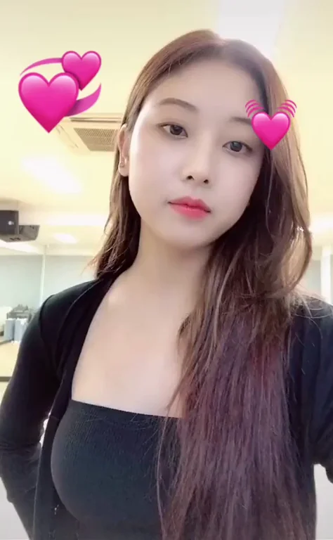 Seungyeon from CLC Teasing in Tight Top and Jeans