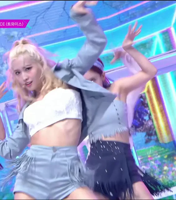 TWICE - Momo feat. Nayeon & Jihyo [UHD]