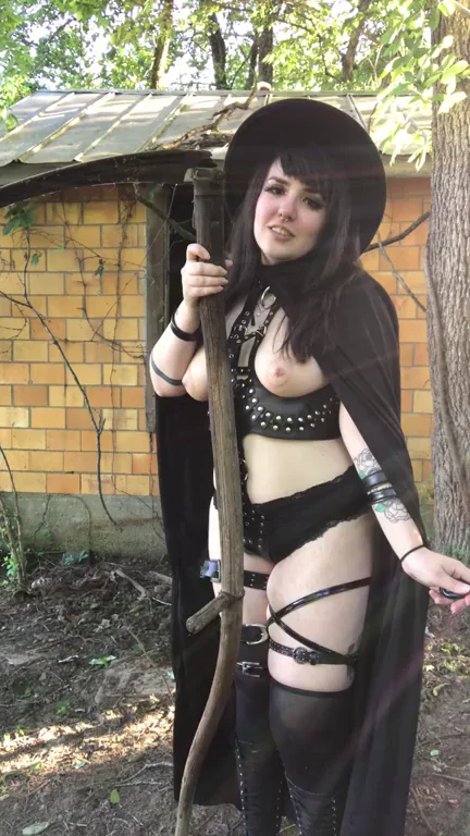 Bouncy bouncy bounce!!! Do you like the straps? ;) [OC]