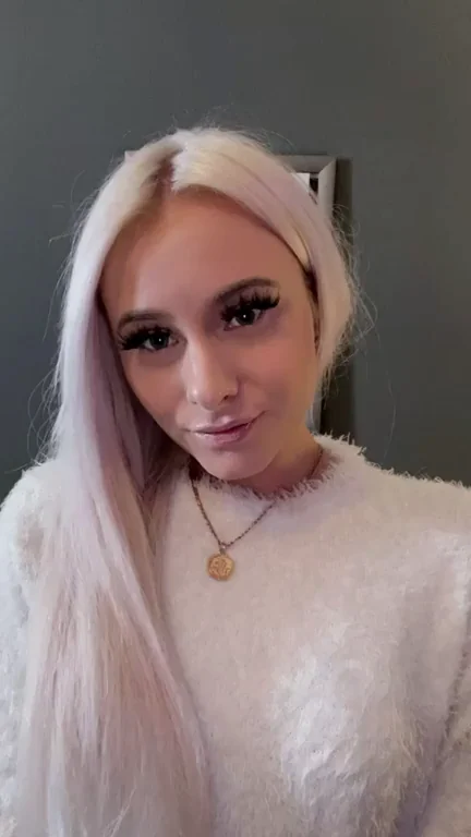 Blonde Babe Teases Her Kinky Thick Ass in Thong