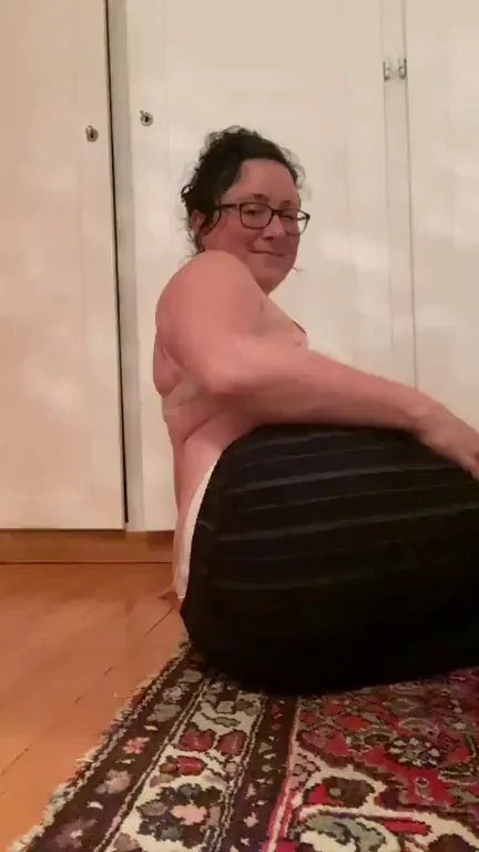 Get Lost in This Thick MILF's Massive Booty 🍑🔥