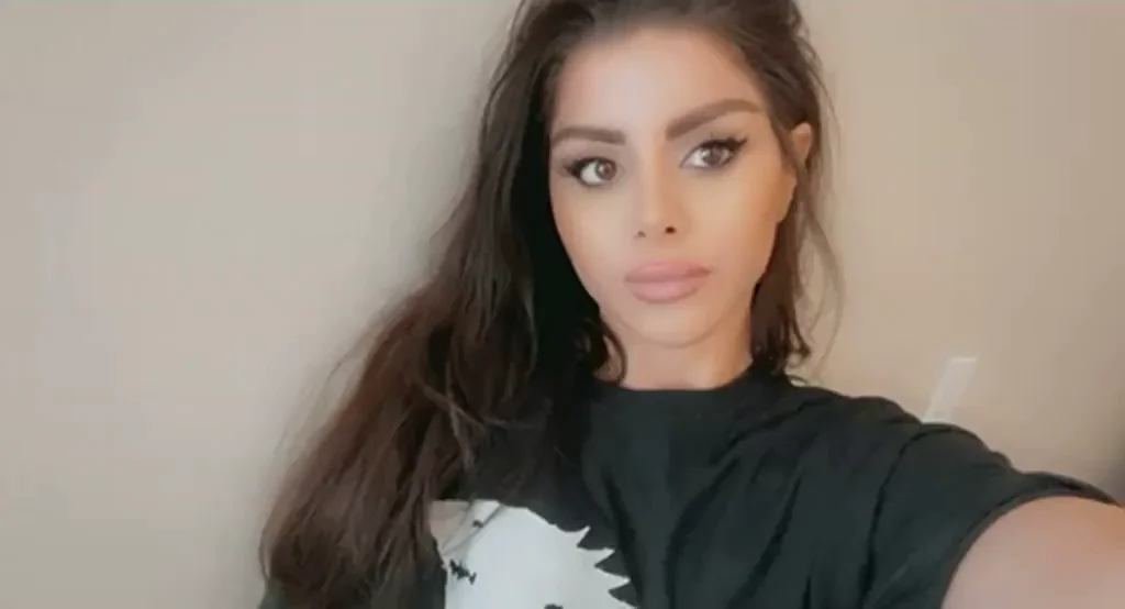 Slutwife's Pretty Face and Juicy Natural Titties Tease