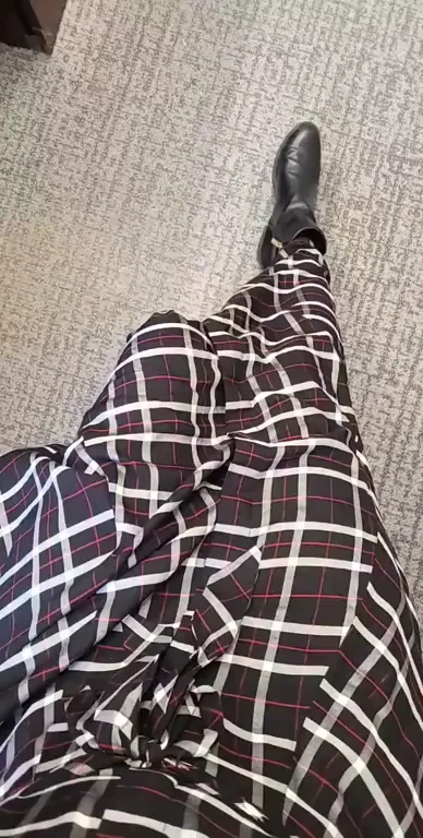 Hoverpussy (my word for it) in sock-tights...