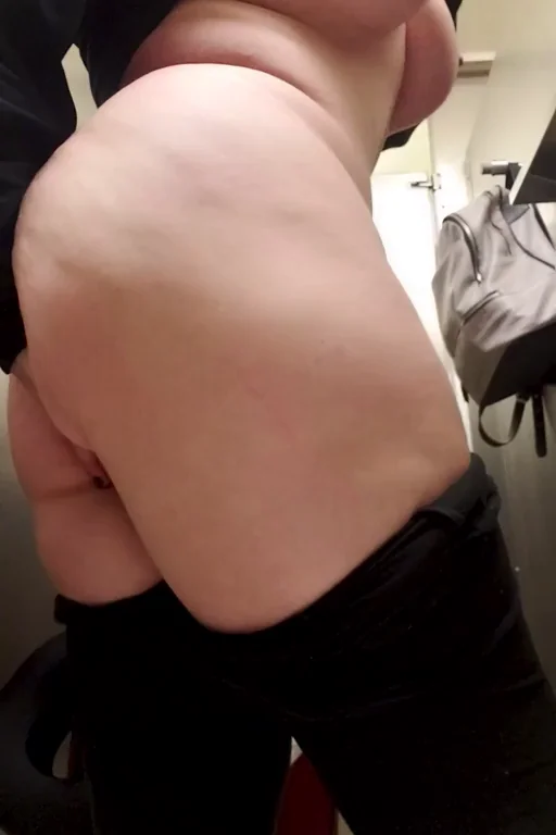 My pussy was sooo wet getting fingered in the airport