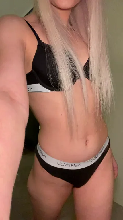 playing with my ass and stretching my asshole rn so that you can put your dick better in it