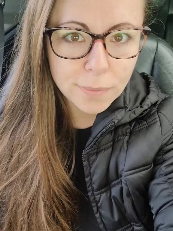 Gimme Gimme: Glasses Slut Flashes Juicy Tits in Car