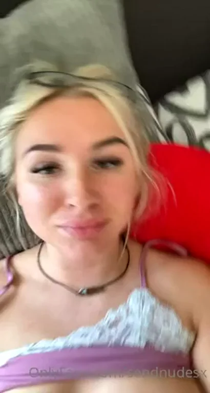 Thick Whootie Blonde Teases Tits & Booty 🍑💦 Full Pack in Comments?