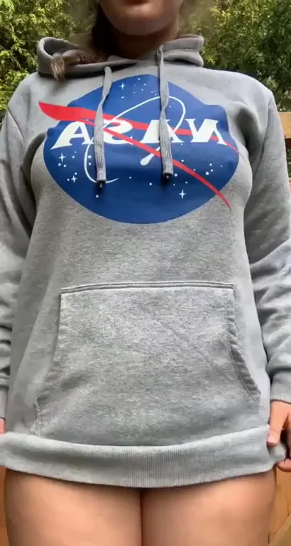 Houston, we have titties ?