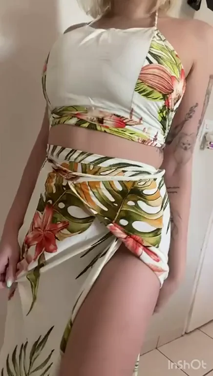 Blonde Bombshell's Big Tits Tease to Give You a Raging Boner 😍🍈🍈