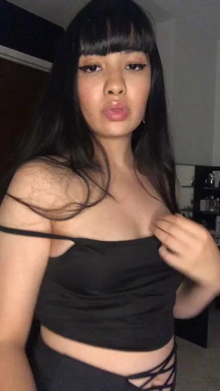 Hi to the same 4 guys who see me stripping half naked ?