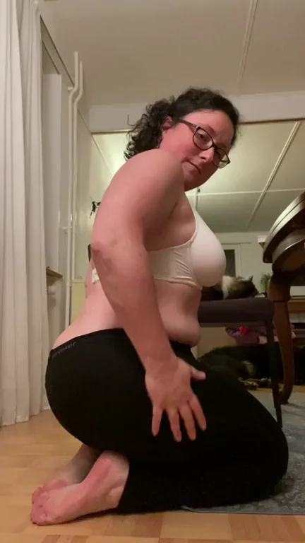 Bored? Feast Your Eyes on This Thick MILF's Juicy Ass Tease