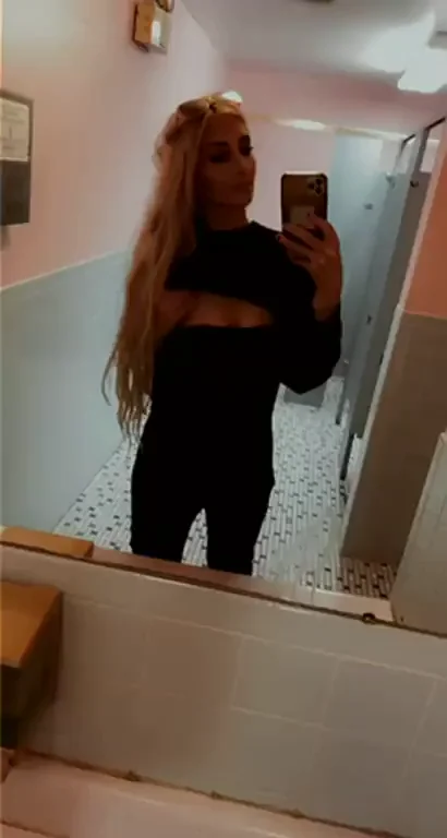 Take me in the bathroom ?