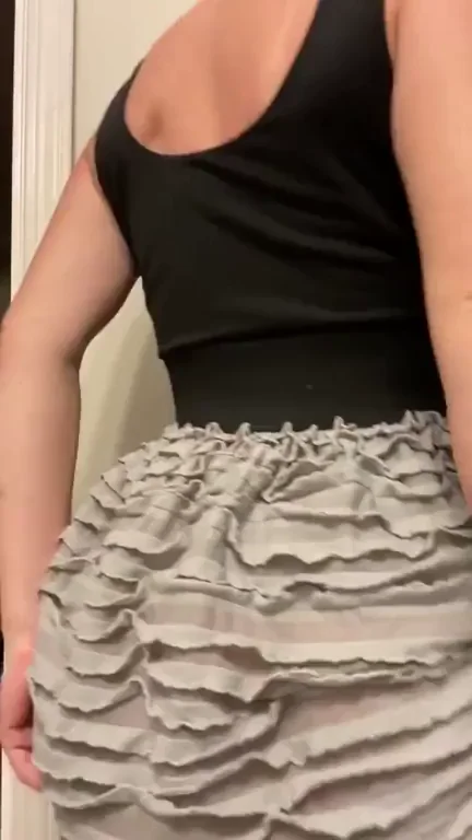 Shaking my bubble butt with a butt plug surprise ?