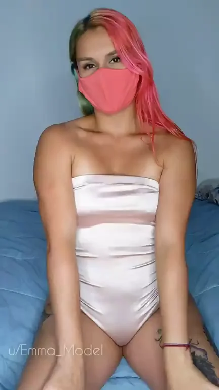 Dinner Served Hot: Pink-Haired Babe Spreads Tight Innie Pussy 😈🍑