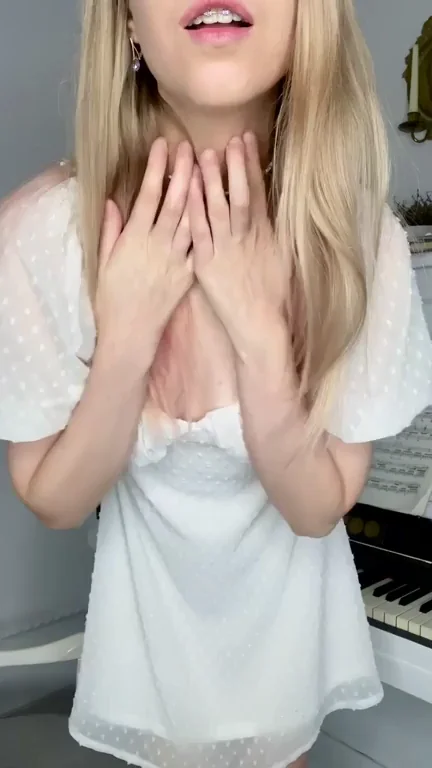 😈 Could This Funsized Tease Trick You Into First Date Fuck? 🍑