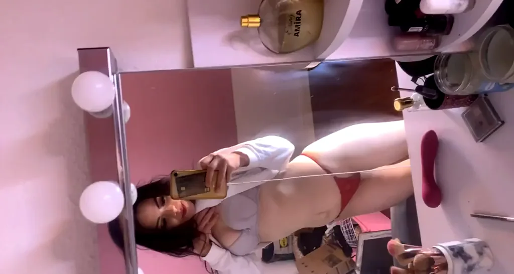 Melissa's Soft Pussy Tease: Free OnlyFans Slut Flashes Tits in Mirror