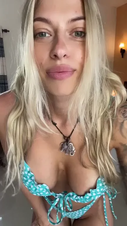 Petite fuckdoll for daddy ?