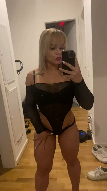 Blonde Cam Slut Commands: 'Bring Your Face Here, I'll Drown You in My Pussy Juice'