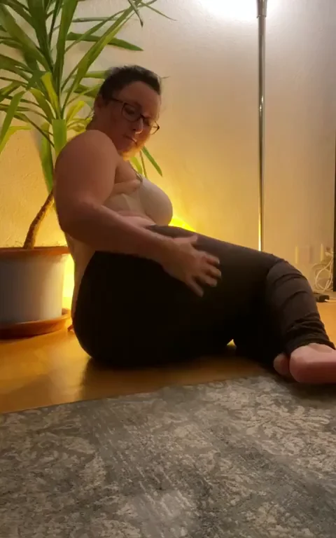 MILF's Juicy Legs Spread: Face-Sitting Tease in Sheer Leggings