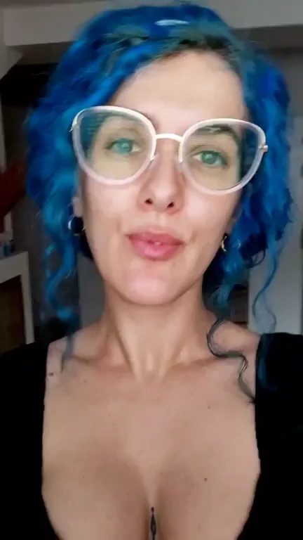 No make-up but.. business on the front, party in the back ?