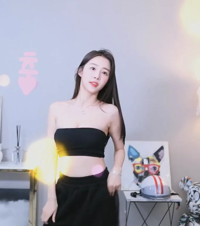 Crayon Pop - Ellin Shaking Her Butt