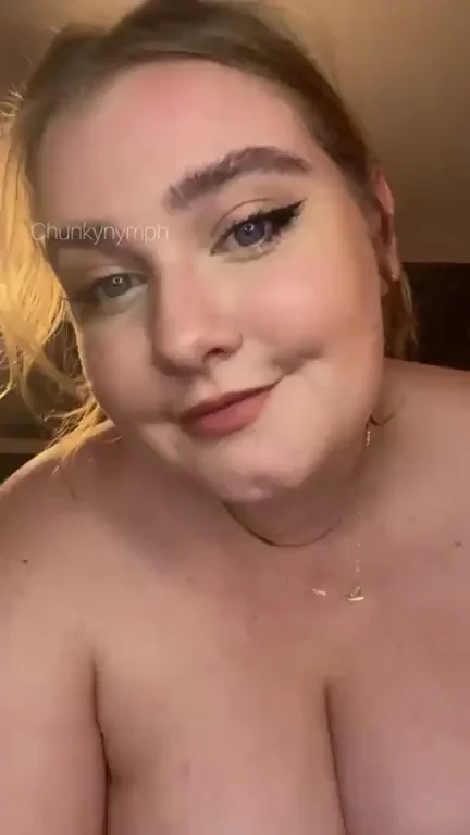 Boobs or Booty? Thick Babe's Teasing Kiss & Jiggly Reveal