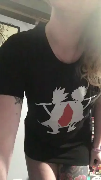 Morning Tease: Big T-Shirt Slips Off Tattooed Dyke's Slutty Curves