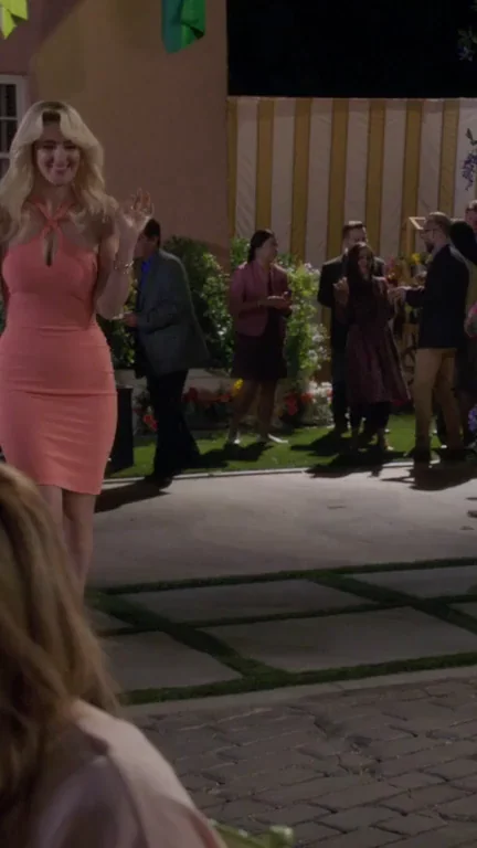 D'Arcy Carden’s Juicy Ass in Pink Tight Dress 😍🍑
