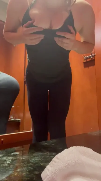 Titty reveal in the gym changing room ;) [f]