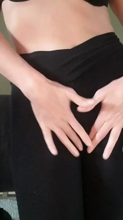 Quick Titty Flash from Horny Mature MILF Waiting for Client 😈🍒