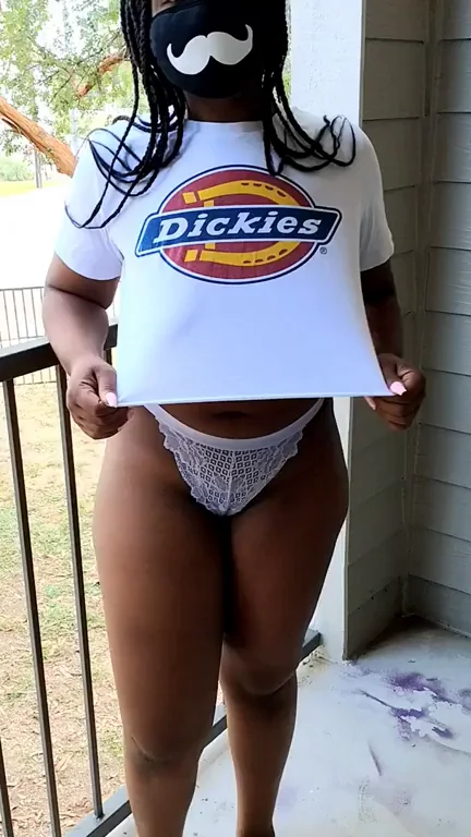 Flashing my titties outside turns me on so much!!
