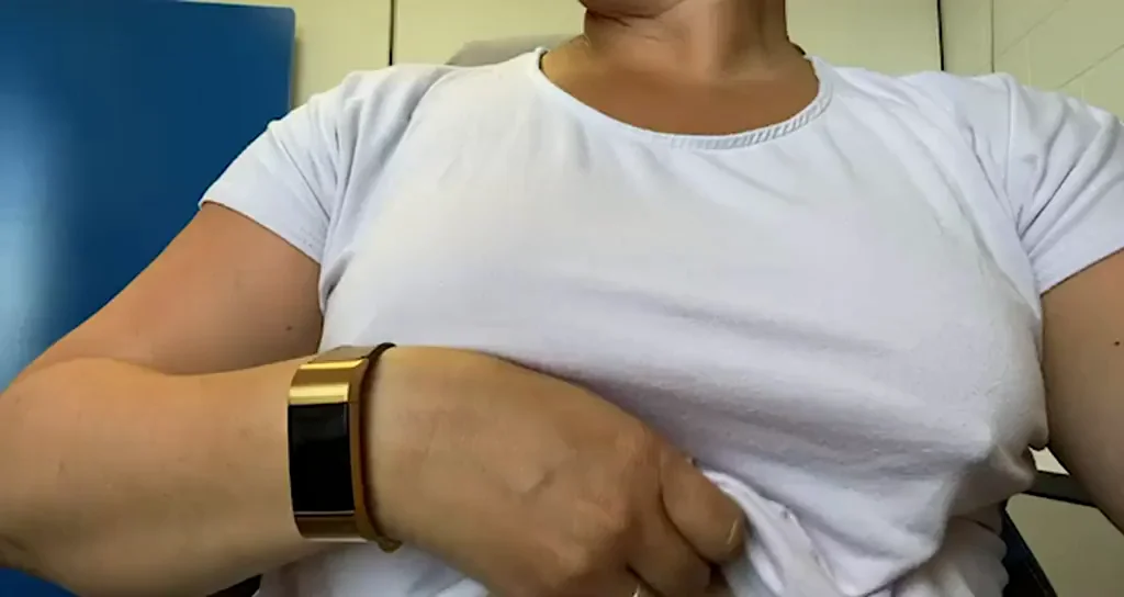 Quick Tittydrop at my desk ?