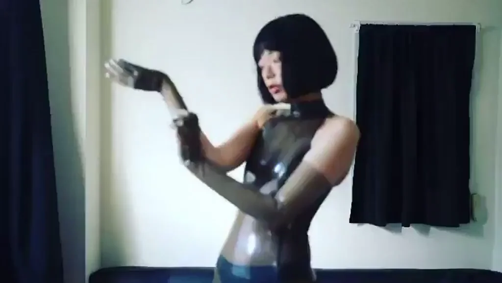 Putting on Long Latex Gloves - @namada00