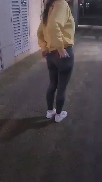 Slowly Warmin' Up My Bubble Butt for Public Flashing 😈🍑