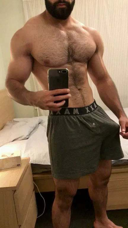 Bearded Gym Beast Begs: Yank Down My Boxers & Free the Bulging Beast ???? 27(M)