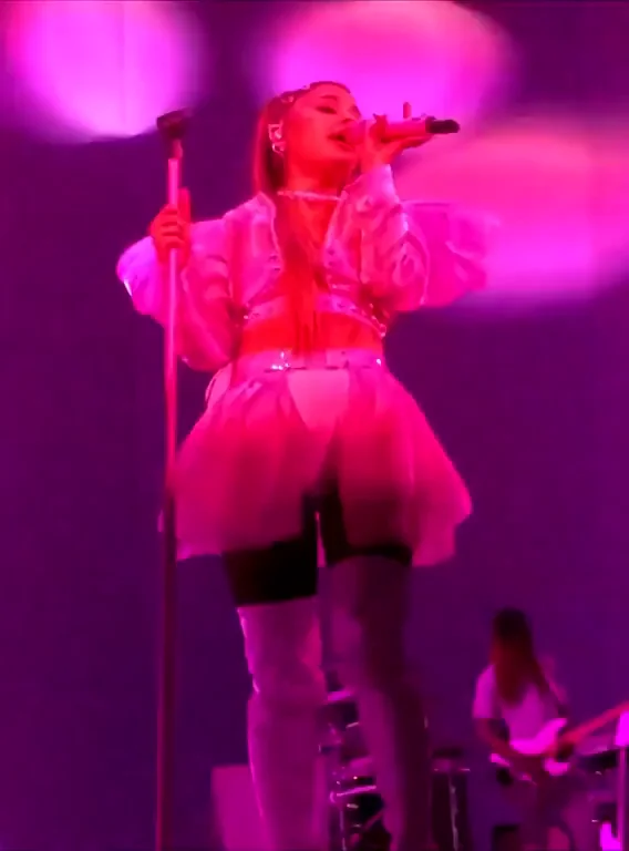 Ariana showin her moves...