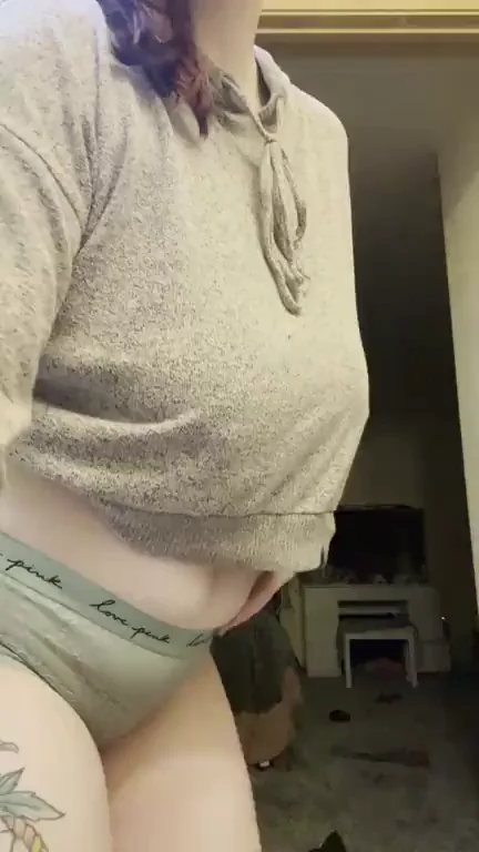Thick Slut's First Post: Buttplug Stretching My Juicy Ass 🍑🔌💦