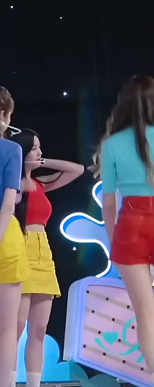 IZ*ONE - Minju fixing her safeties