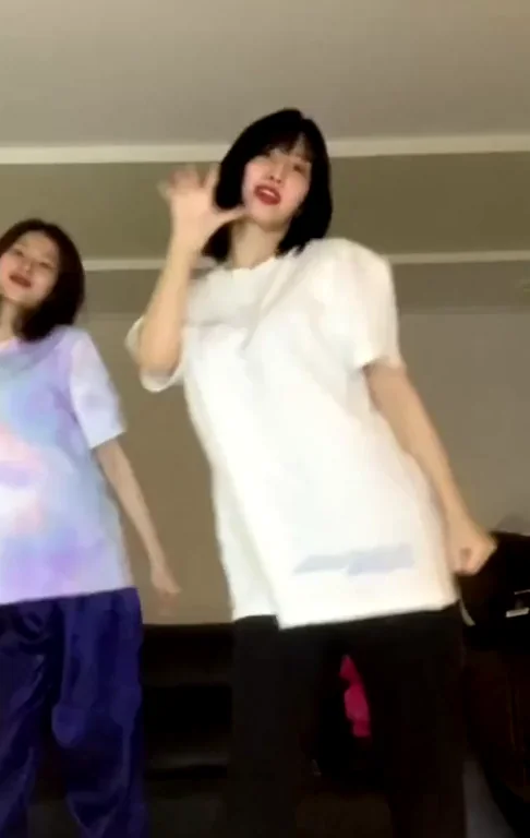 TWICE - Momo & Sana
