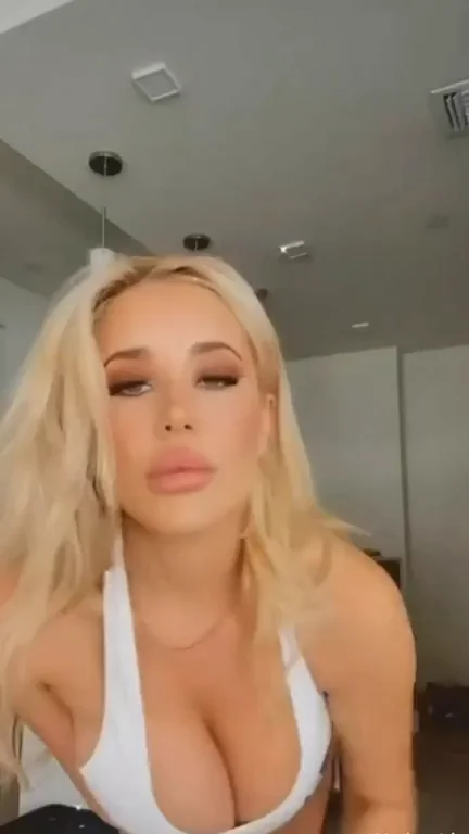 Make her ass visible again