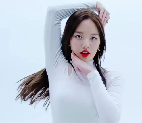 Weeekly Soojin's Slutty Snow Dance Tease