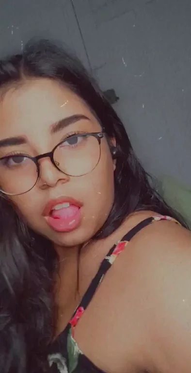 Snapchat Slut Candy23's Tongue Tease & Juicy Ass Mirror Flex