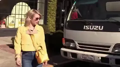 Emma Roberts' Juicy Celeb Ass Strut 🔥🍑