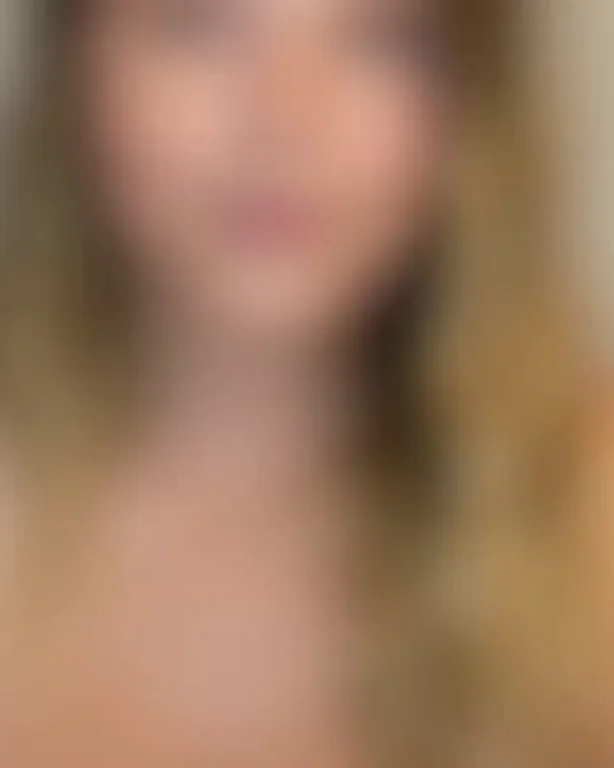 Sydney Sweeney's Massive Tits Tease in Oversized Sweater 😍🍈🍈
