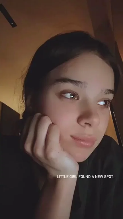 Hailee Steinfeld showing her booty in leggings!